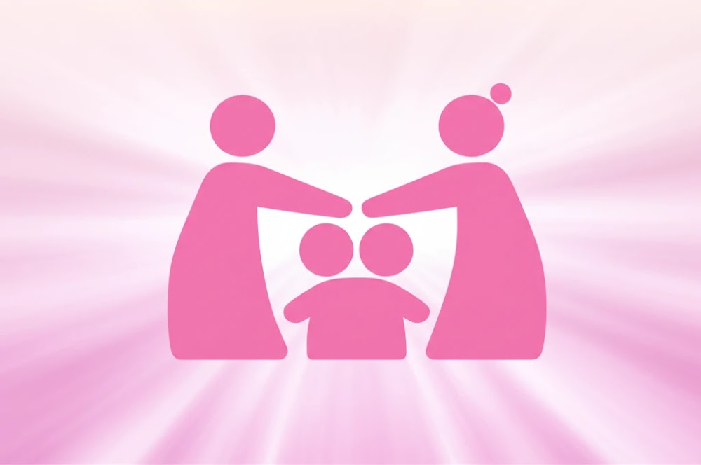 행복한 다자녀 가족이 핑크색 번호판 차량 앞에서 웃고 있는 모습